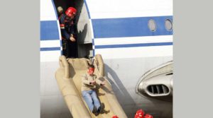 공항 활주로에서 움직이는 비행기 문 열고 밖으로 나가버린 2명의 승객