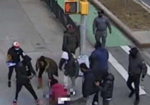 뉴욕경찰, 뉴욕 차이나타운에서 떼강도 집단구타 영상 공개