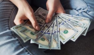한 코미디언으로부터 7천 달러의 팁 받은 뉴욕시의 한 웨이트리스