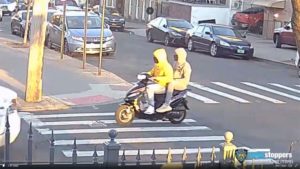 뉴욕시에서 스쿠터를 타고 놀이터에 총격을 가하는 영상