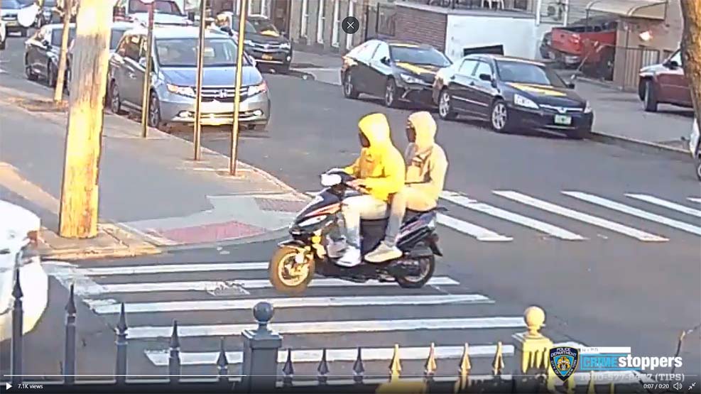뉴욕시에서 스쿠터를 타고 놀이터에 총격을 가하는 영상