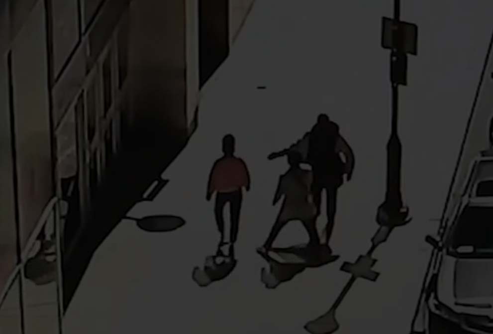 필라델피아 한 남성 걷고 있는 아시아 여성 공격
