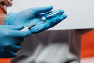 CDC와 FDA, 존슨앤드존슨 백신 사용 일시중단 권고