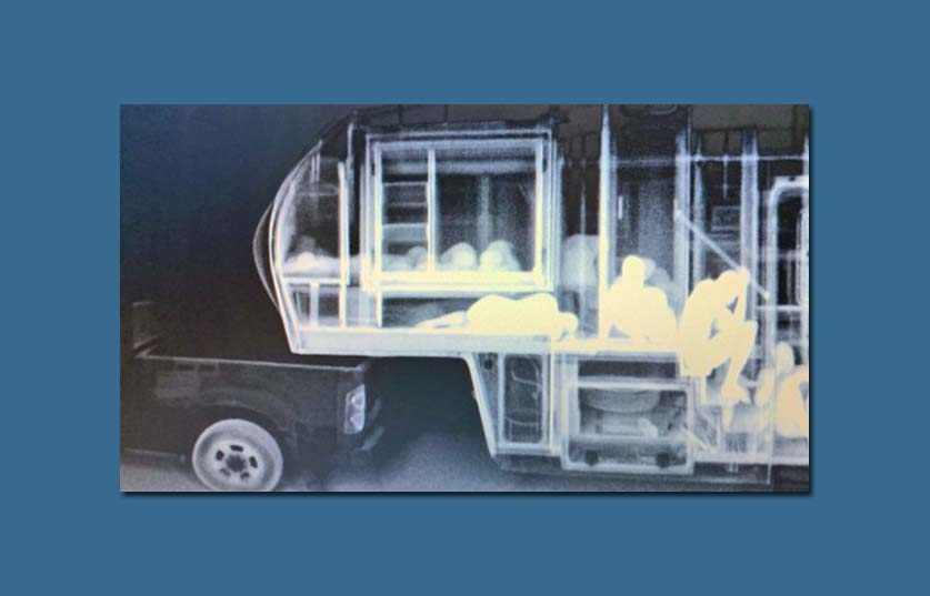 남부 국경에서 많은 밀입국자 싣고 있었던 트레일러, X-Ray 투시로 발각돼