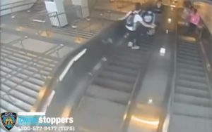 뉴욕시 전철역 에스컬레이터 에서 한 여성을 발로 차는 남성 영상