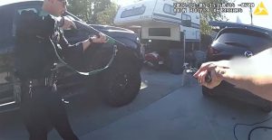 LAPD, 목줄 없는 핏불 경찰이 빈백 샷건 으로 공격한 후 논란일자 바디캠 영상 공개