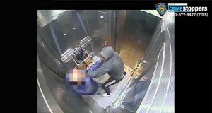 뉴욕 시 지하철 엘리베이터에서 한 남성이 여성 폭행하는 영상
