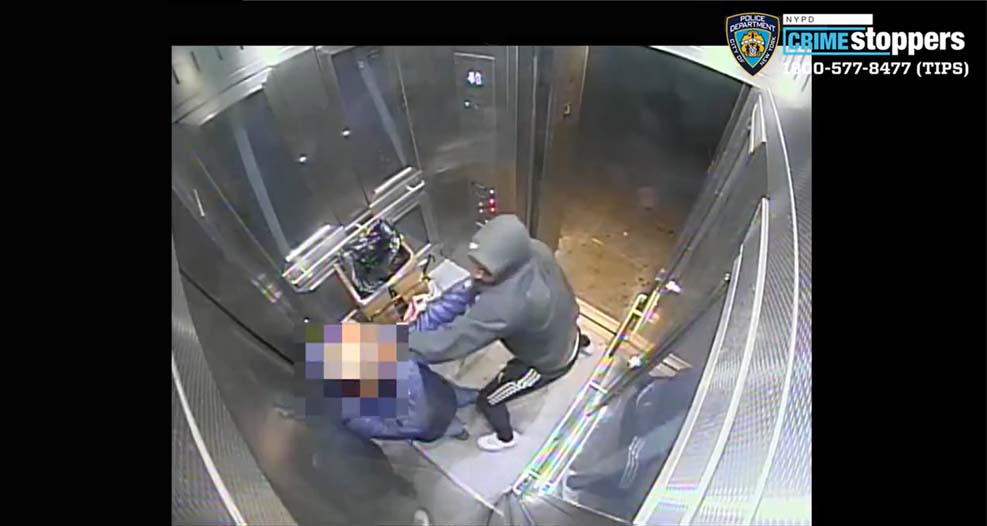 뉴욕 시 지하철 엘리베이터에서 한 남성이 여성 폭행하는 영상