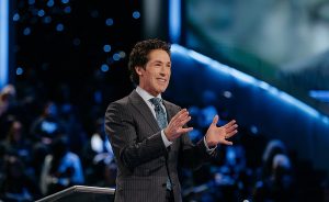조엘 오스틴(Joel Osteen) 목사의 교회 화장실 벽에서 돈다발과 수표 발견돼