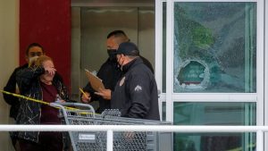 L.A. 지역 한 옷 가게 안에 있던 십대, 가게 밖에 있던 경찰관이 쏜 총에 맞아 숨져