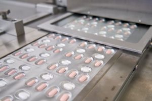 FDA, 코로나19 치료제인 “팍슬로비드” 알약 첫 번째로 승인