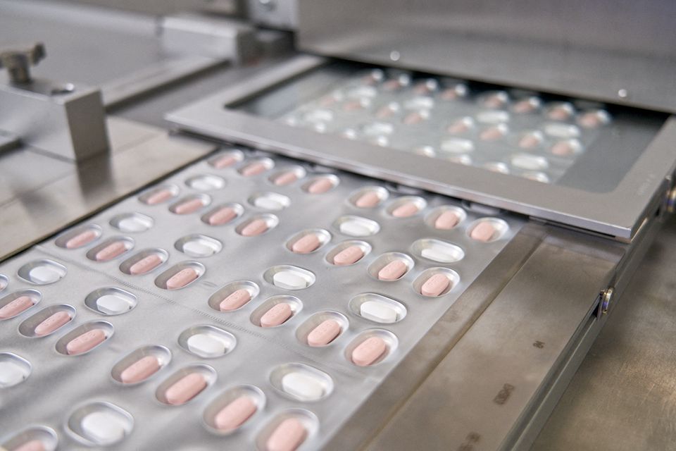 FDA, 코로나19 치료제인 “팍슬로비드” 알약 첫 번째로 승인
