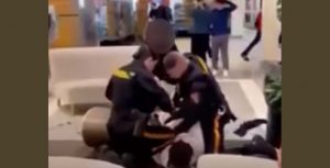 한 쇼핑몰의 흑인과 백인 십대 싸움, 경찰이 말리는 과정 “인종차별”로 인식