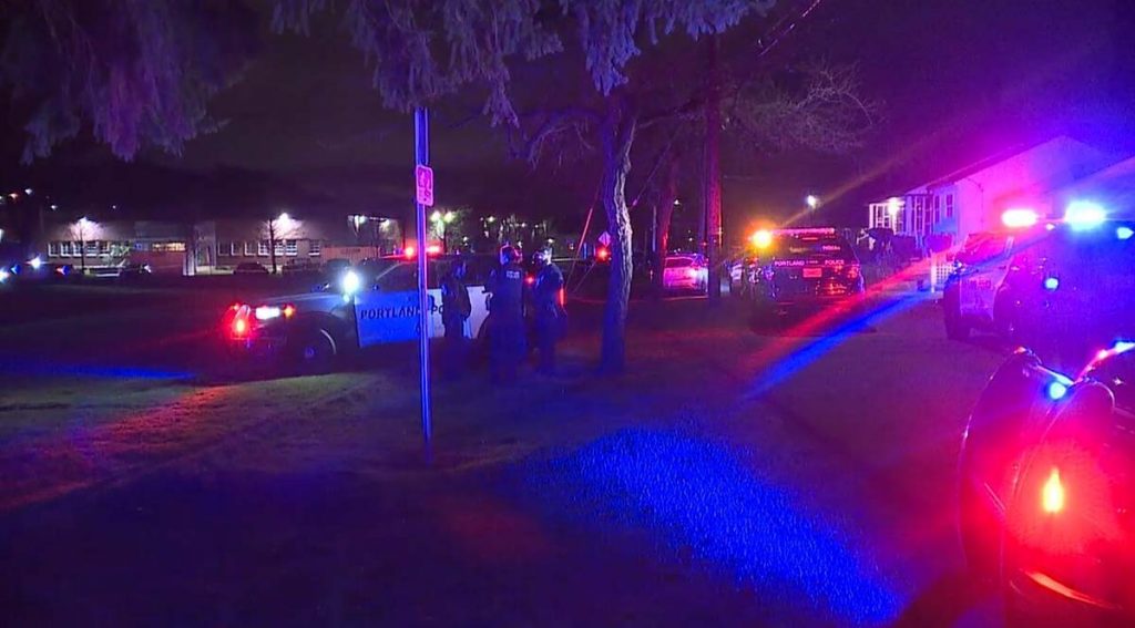 포틀랜드에서 무장한 집주인과 무장한 시위대의 총격전으로 1명 사망 5명 부상