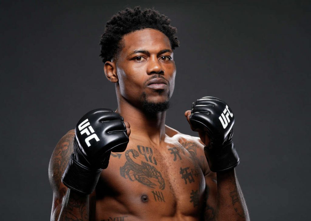 UFC 파이터 케빈 홀랜드, 휴스턴의 한 식당에서 총격범 목 조르면서 무장해제