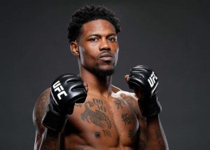UFC 파이터 케빈 홀랜드, 휴스턴의 한 식당에서 총격범 목 조르면서 무장해제