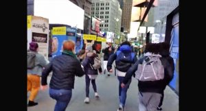 뉴욕 타임스퀘어에서 맨홀 뚜껑 폭발해 주변 사람들 대피