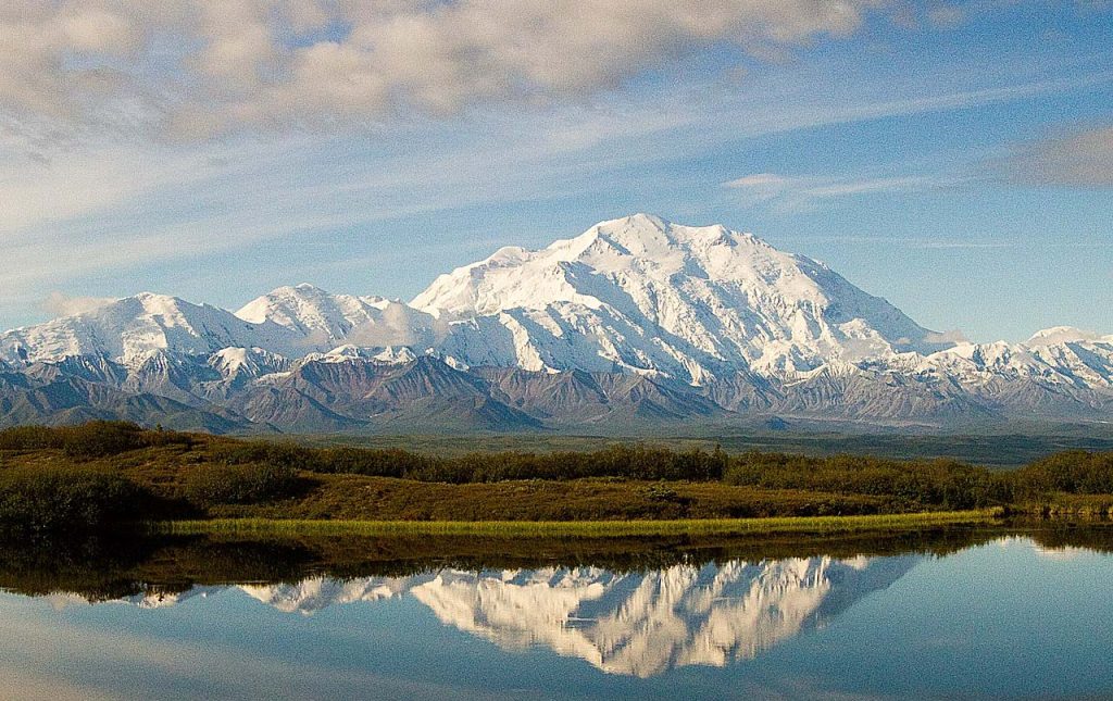 Denali_Mountain_and_Lake