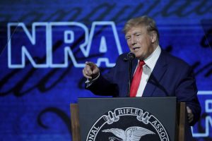 트럼프와 일부 공화당원들, NRA 모임에서 총기개혁 거부 하면서 미국 분열시켜